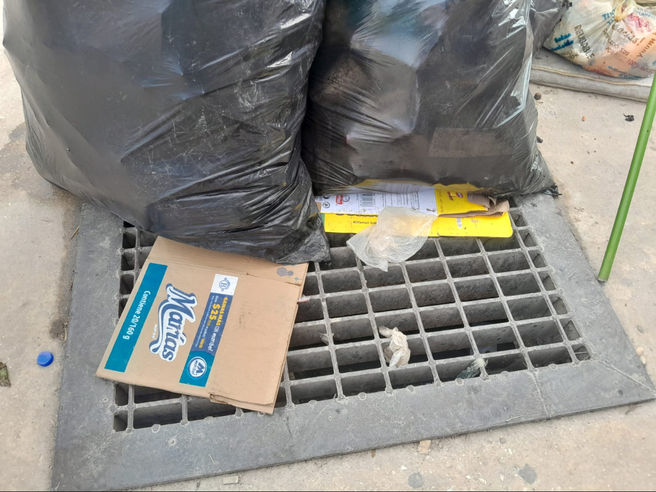 Amenazan con detener a quienes arrojen basura y entregarlos a la policía Amenazan con detener a quienes arrojen basura y entregarlos a la policía