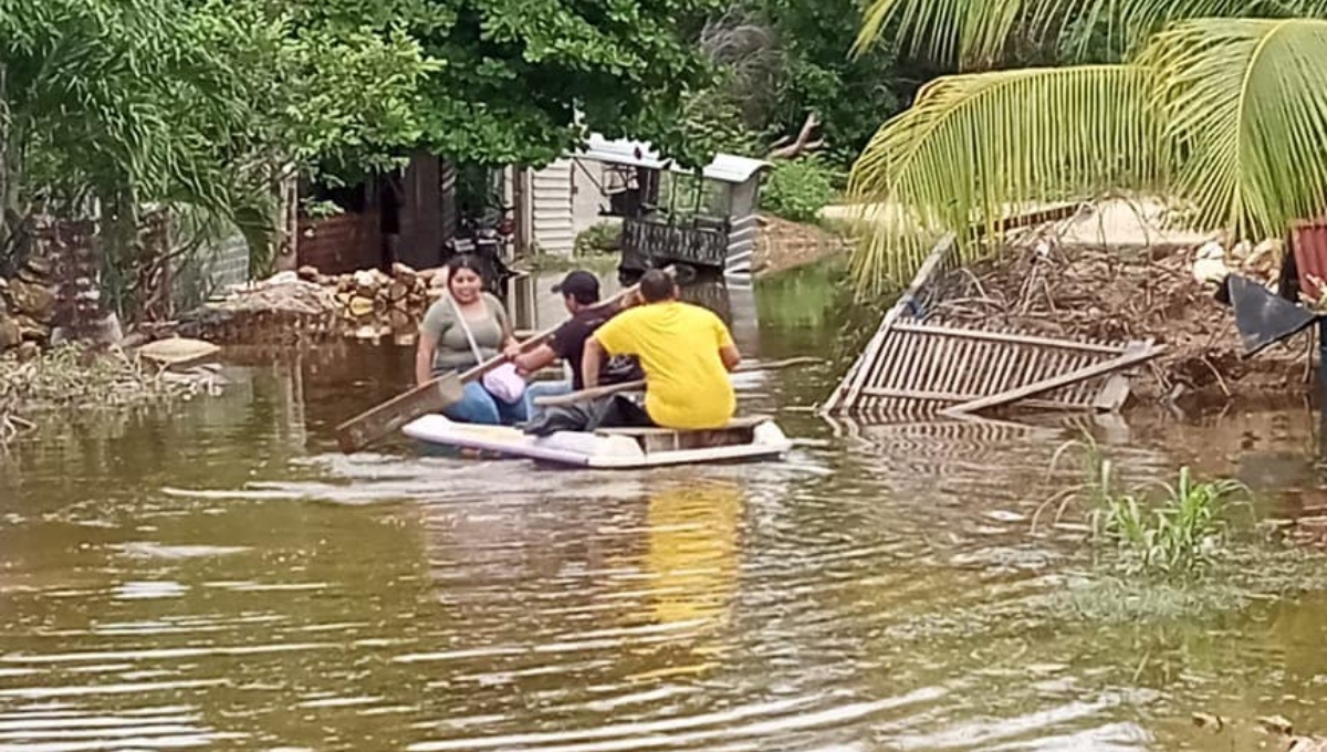 Vecinos de Chetumal se transportan en lanchas por las inundaciones