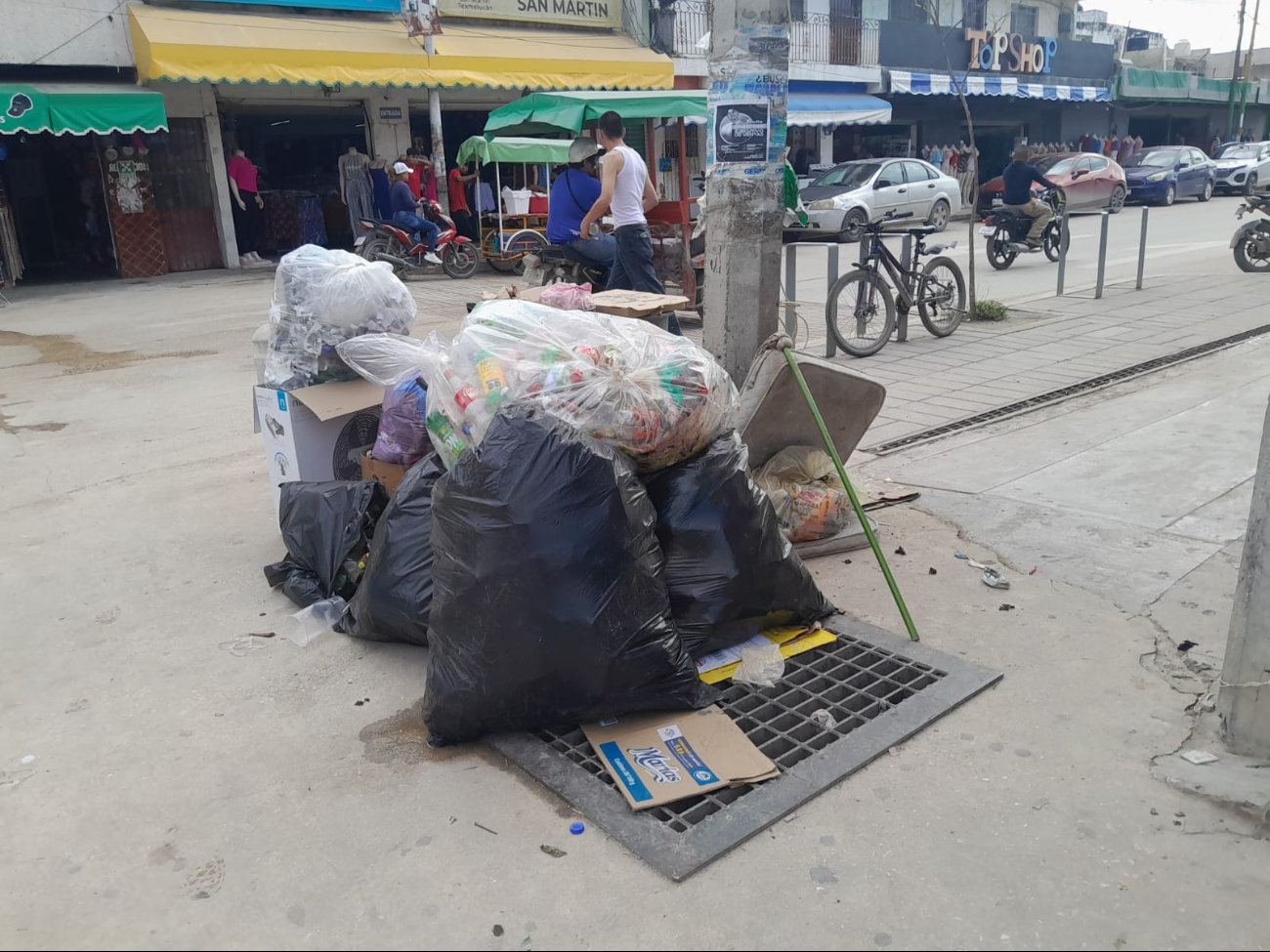 Bolsas con restos de comida, colchones y sábanas desechados en la vía pública Bolsas con restos de comida, colchones y sábanas desechados en la vía pública