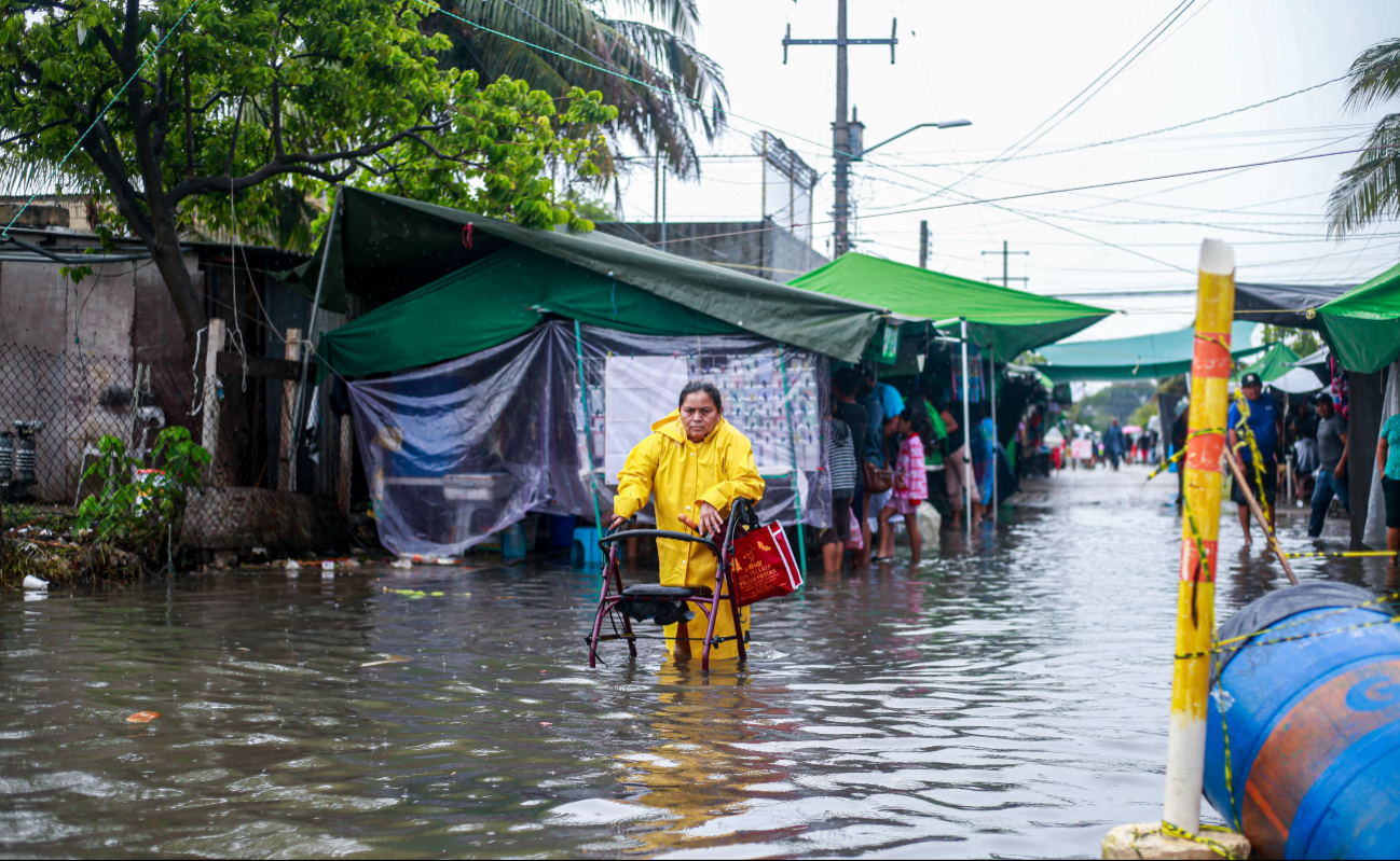 Ventas en los tianguis de Cancún se desploman hasta un 90% por las lluvias