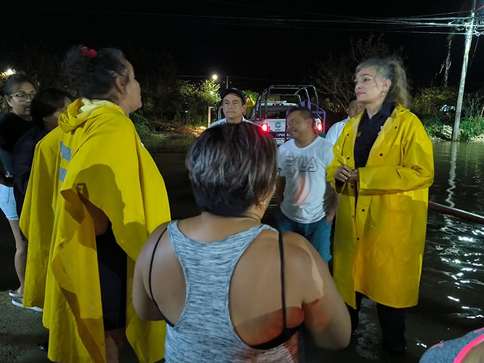 Elementos de la SPSC encabezados por Marcela Muñoz, llevaron a cabo trabajos de desalojo de agua en Siglo XXI Elementos de la SPSC encabezados por Marcela Muñoz, llevaron a cabo trabajos de desalojo de agua en Siglo XXI