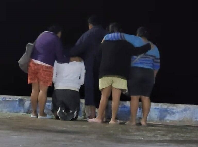 Familias se han despedido en los muelles tras operativos de localización fracasados Familias se han despedido en los muelles tras operativos de localización fracasados