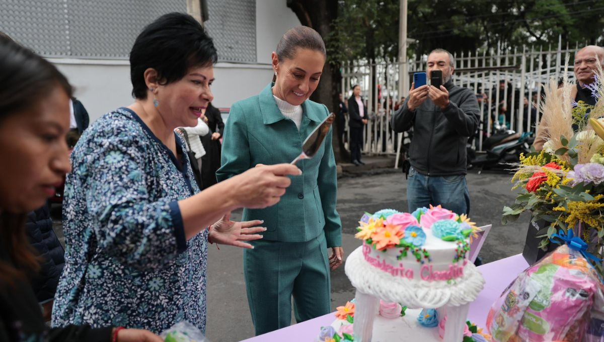 Claudia Sheinbaum celebra su cumpleaños entre vecinos y simpatizantes con marimba y regalos