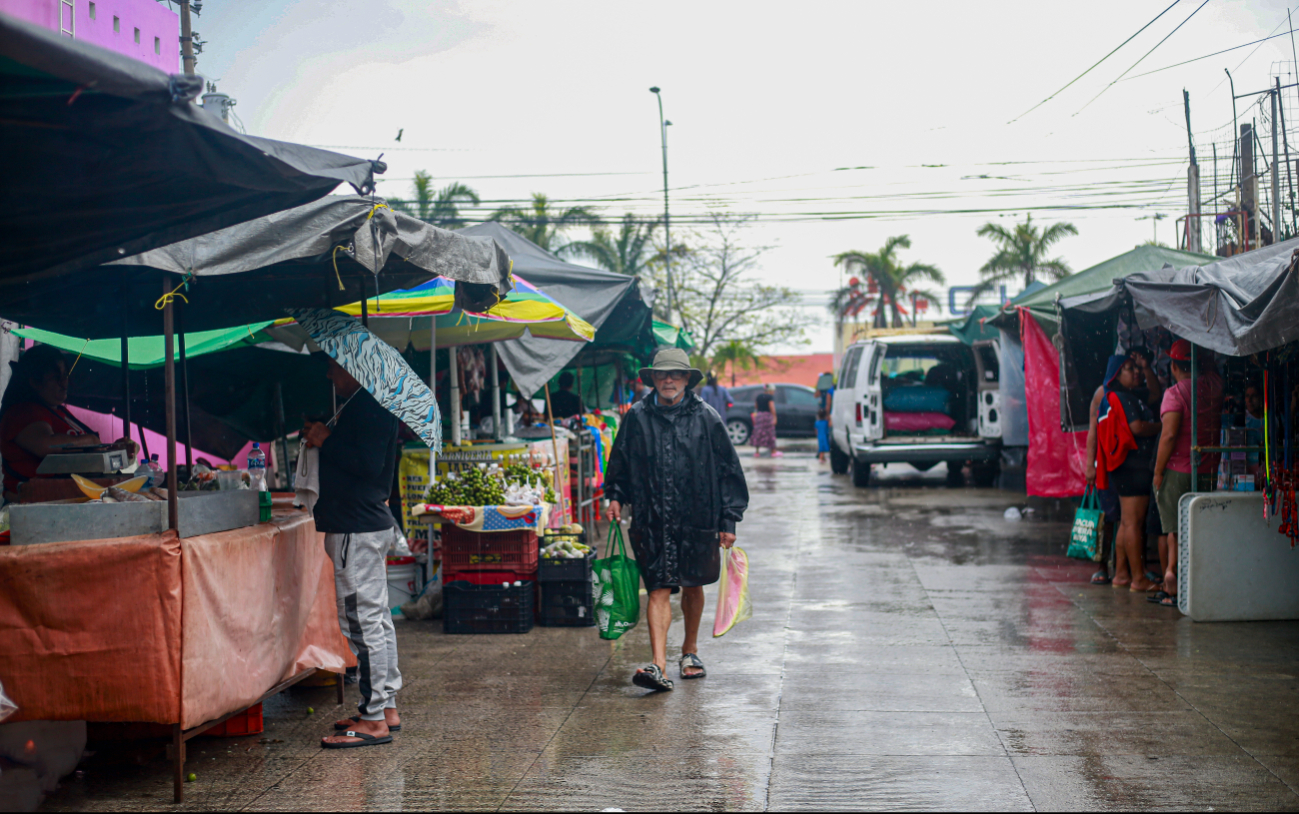 Las lluvias paralizaron la actividad, dejando a los comerciantes con mercancía guardada Las lluvias paralizaron la actividad, dejando a los comerciantes con mercancía guardada