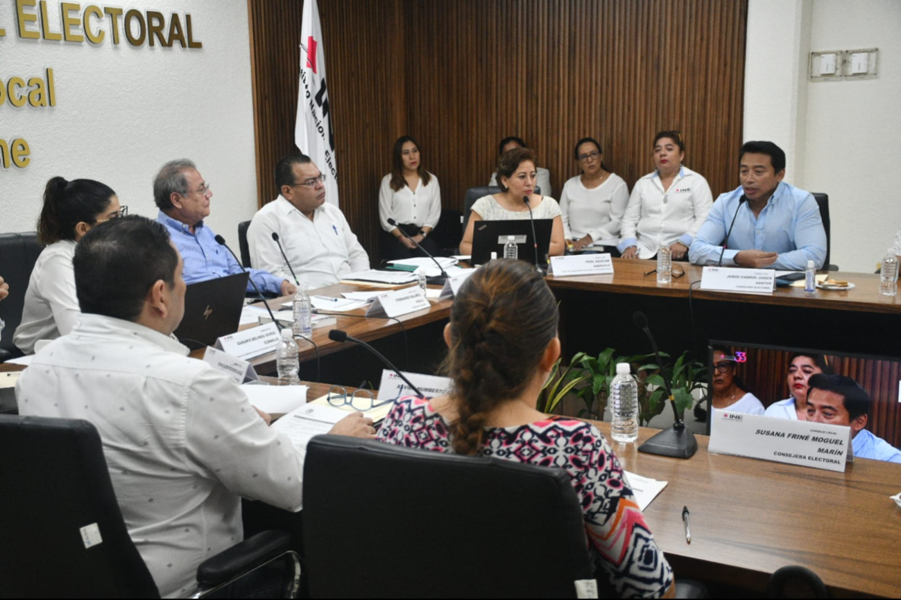 Los Consejos Local y Distritales del INE entregaron constancias a las cámaras de las fórmulas ganadoras Los Consejos Local y Distritales del INE entregaron constancias a las cámaras de las fórmulas ganadoras