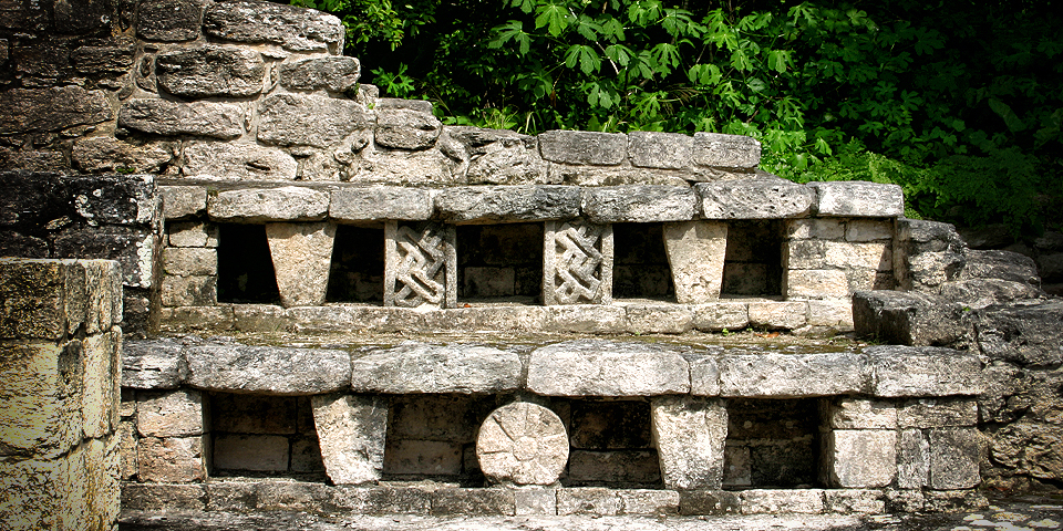 Tiene además un elemento que no se encuentra en otra parte del área maya Tiene además un elemento que no se encuentra en otra parte del área maya