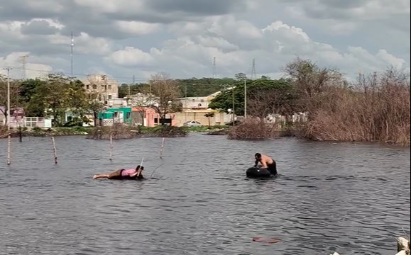  "Nueva laguna" en Campeche: vecinos de Siglo XXI convierten  agua estancada en "balneario"    