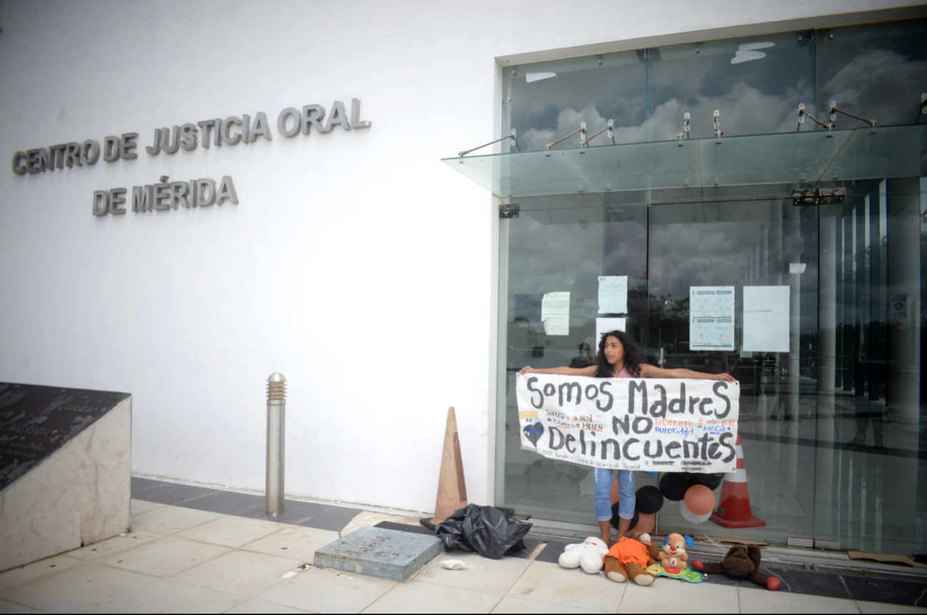 Madre bloquea el acceso al Centro de Justicia de Mérida; "Somos madres, no delincuentes", expone 
