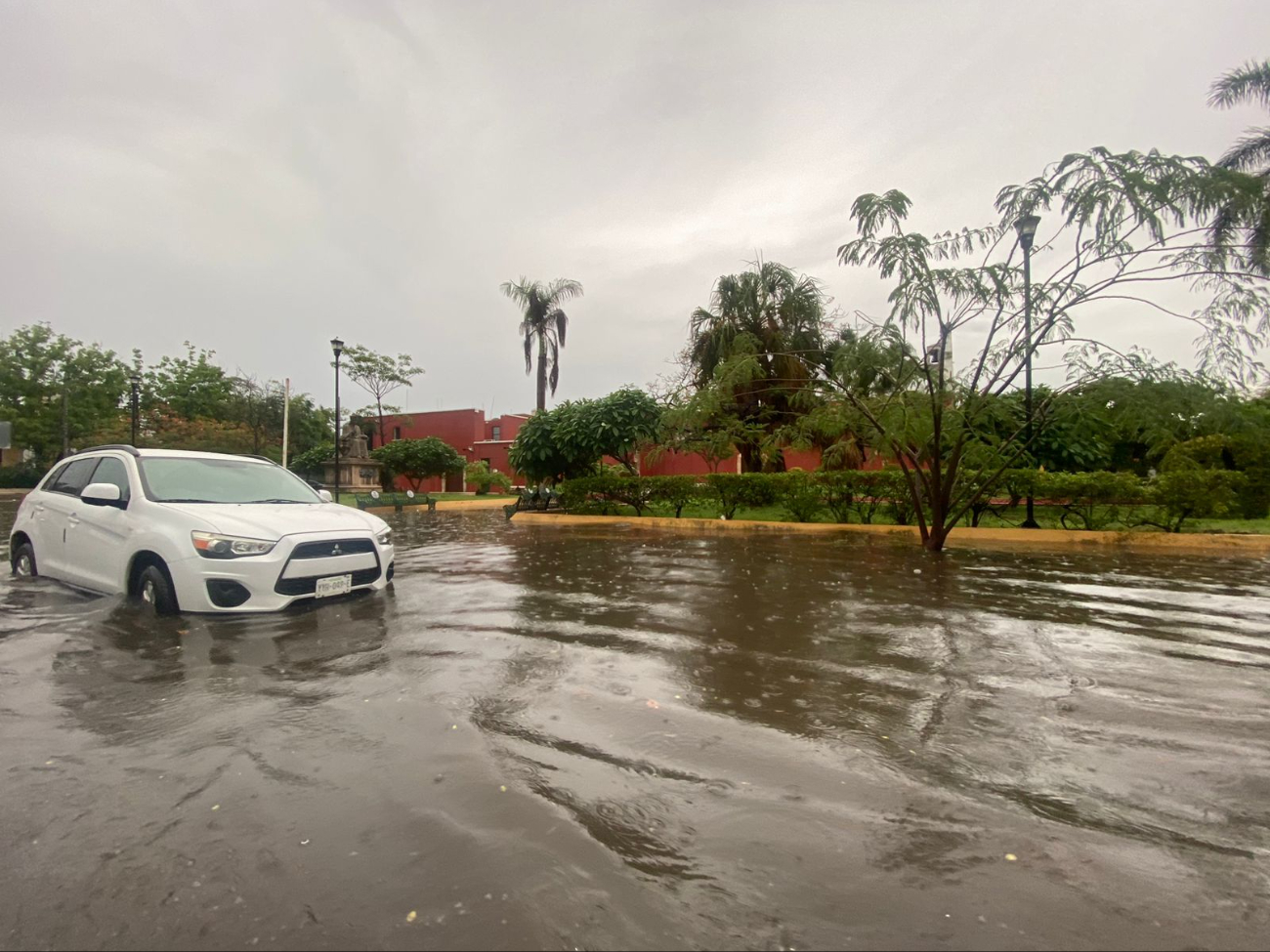 Autos presentan afectaciones por las inundaciones Autos presentan afectaciones por las inundaciones