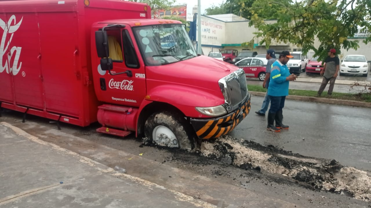 Camión de empresa de refrescos se atasca en el barrio de Santa Lucía Camión de empresa de refrescos se atasca en el barrio de Santa Lucía