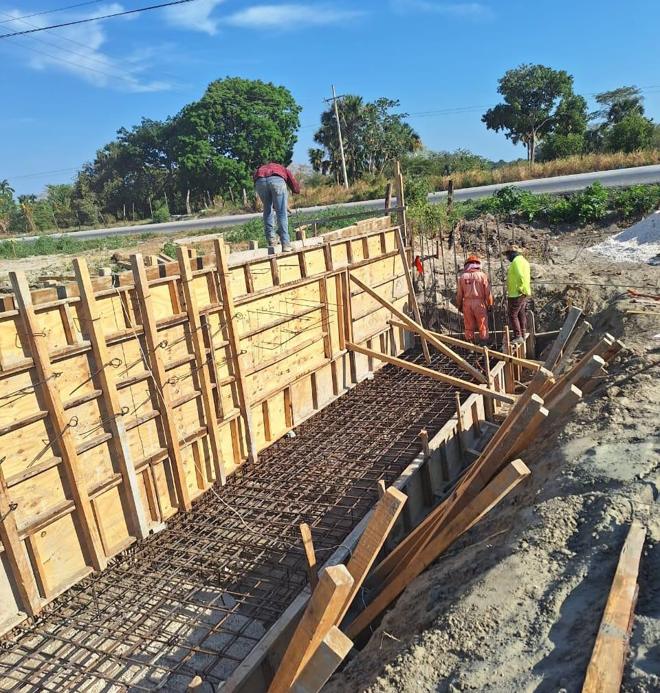 Campeche tiene un rezago en la red eléctrica de al menos 30 años; este proyecto ayudará en su modernización y para que dejen de suscitarse apagones Campeche tiene un rezago en la red eléctrica de al menos 30 años; este proyecto ayudará en su modernización y para que dejen de suscitarse apagones