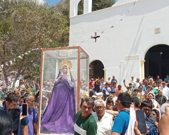 Cientos acuden a venerar la imagen