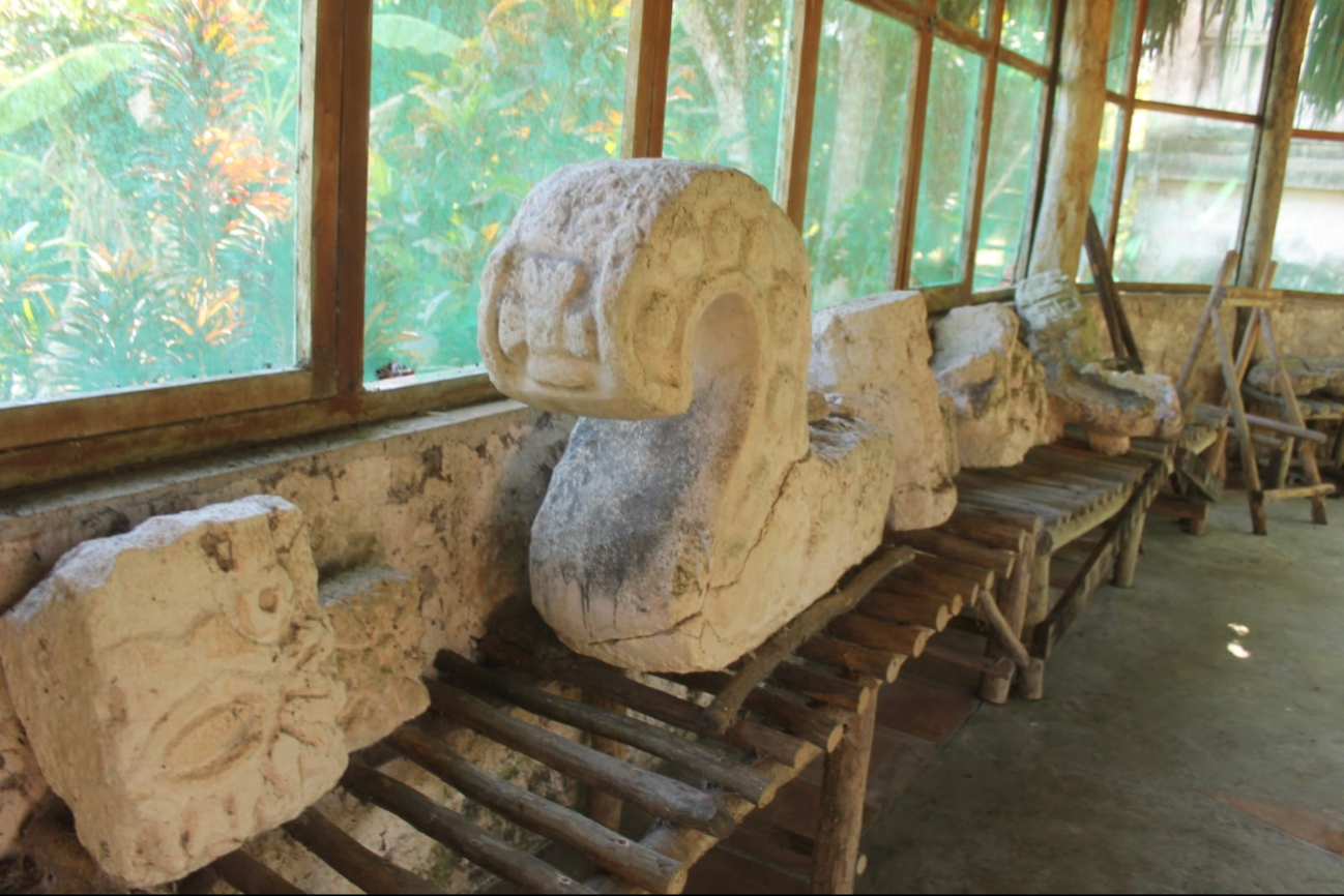 En el recinto había piedras labradas, algunas completas y otras fragmentadas, pero todas igual de valiosas En el recinto había piedras labradas, algunas completas y otras fragmentadas, pero todas igual de valiosas