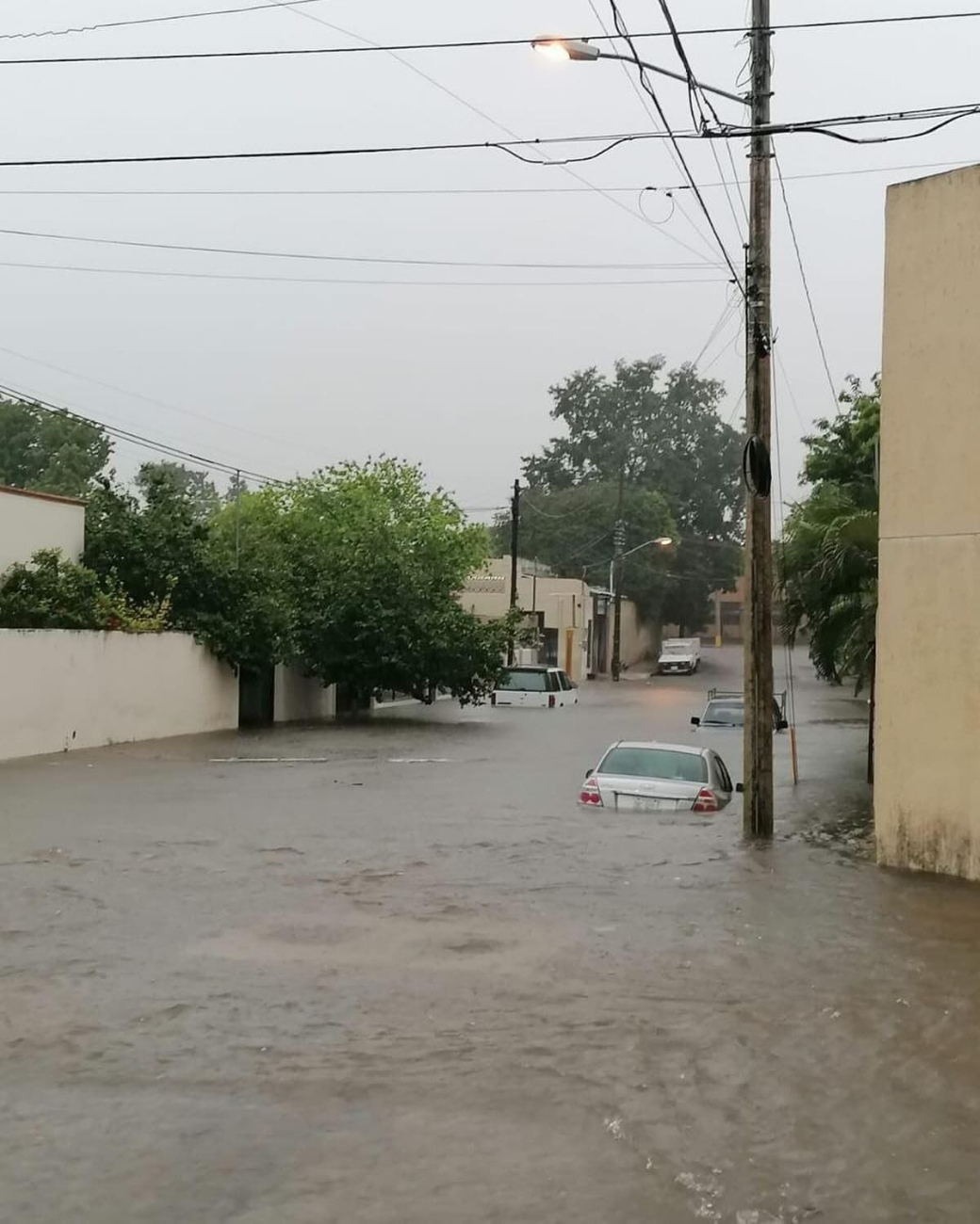 Las calles de la colonia Itzimná se llenaron de agua y la anegación “engulló” varios vehículos Las calles de la colonia Itzimná se llenaron de agua y la anegación “engulló” varios vehículos