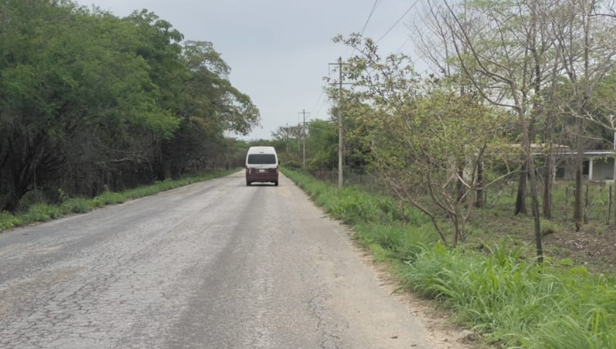 Hombres armados asaltan a pasajeros de una combi en Escárcega y huyen