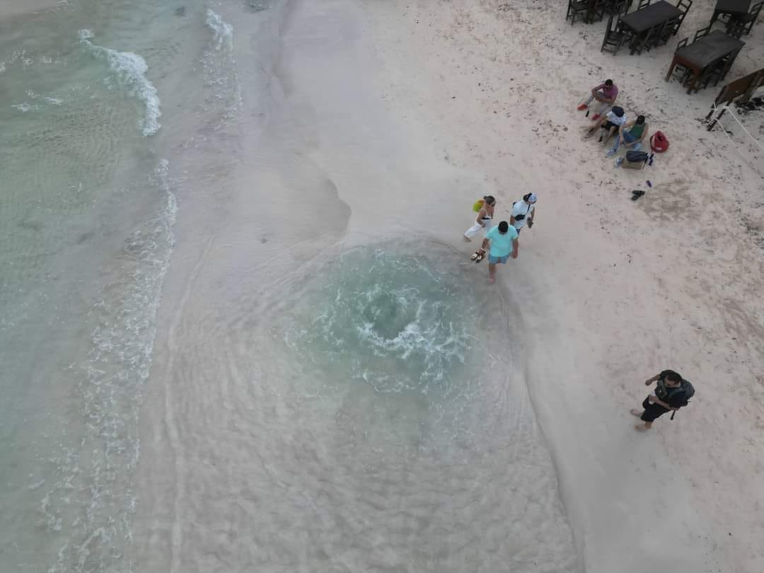Un ojo de agua apareció en la orilla de la playa de Solidaridad