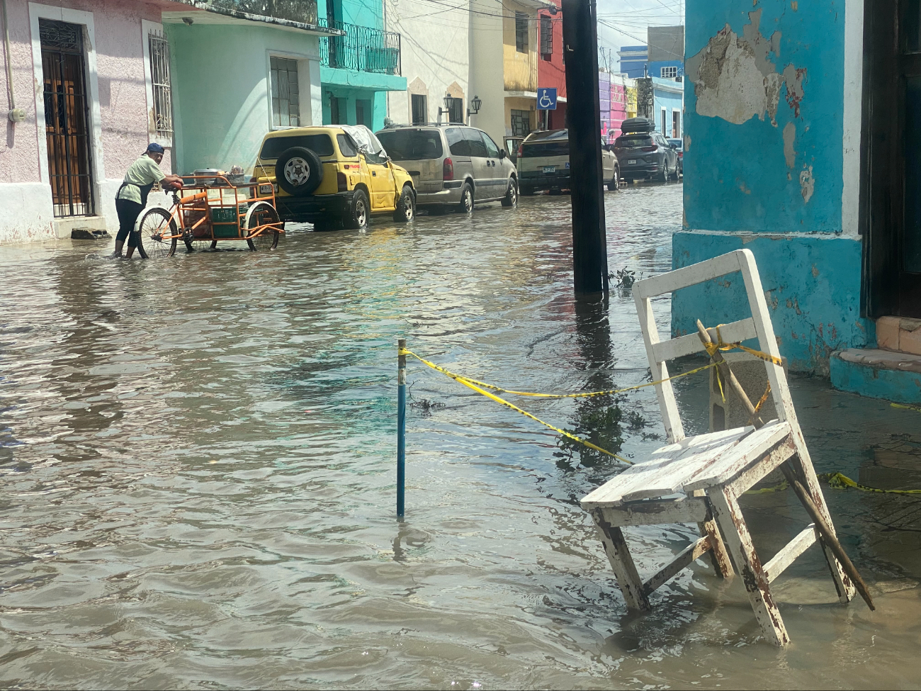 Vecinos colocaron sillas en los baches para evitar algún accidente. Vecinos colocaron sillas en los baches para evitar algún accidente.