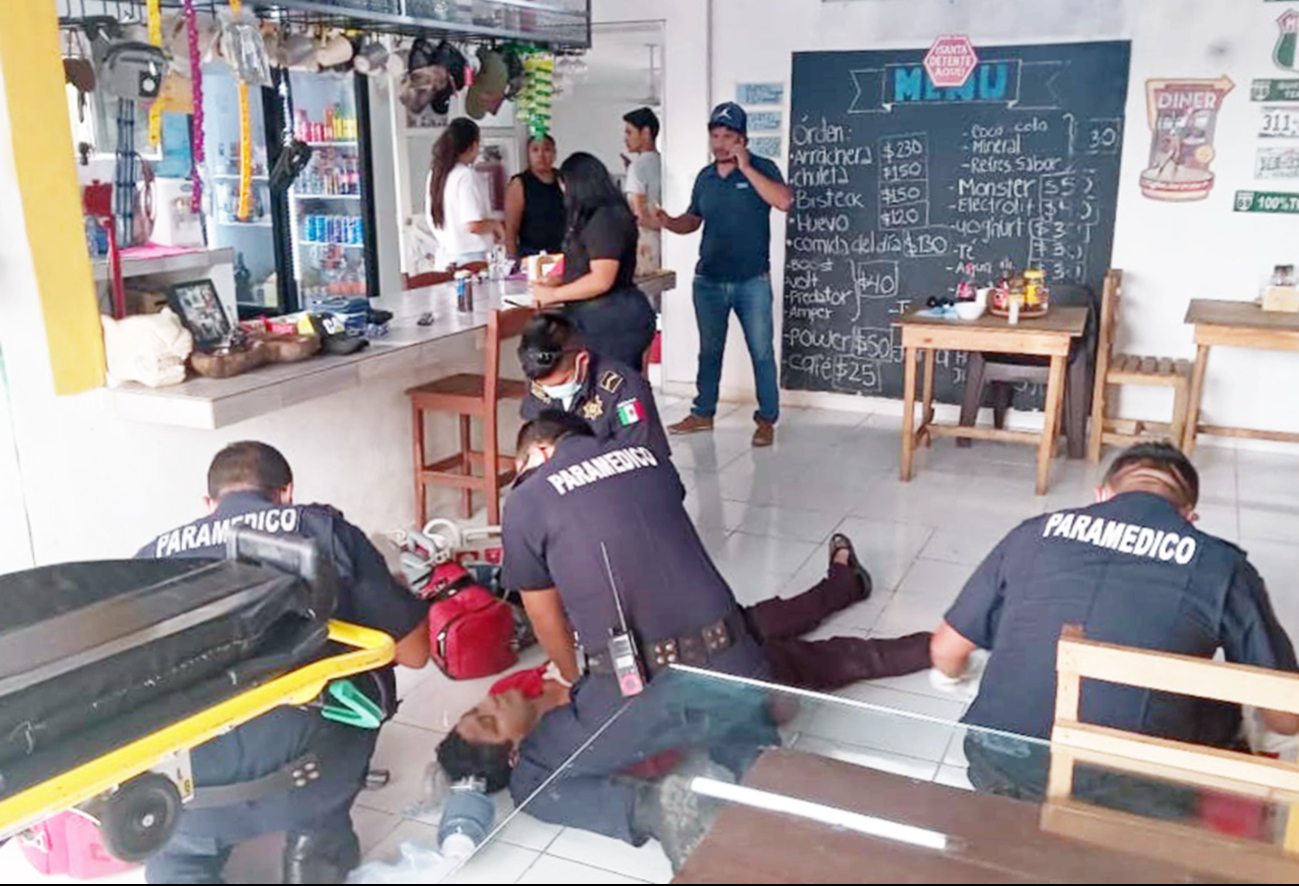 Agentes de emergencias auxiliaron al hombre en el sitio Agentes de emergencias auxiliaron al hombre en el sitio