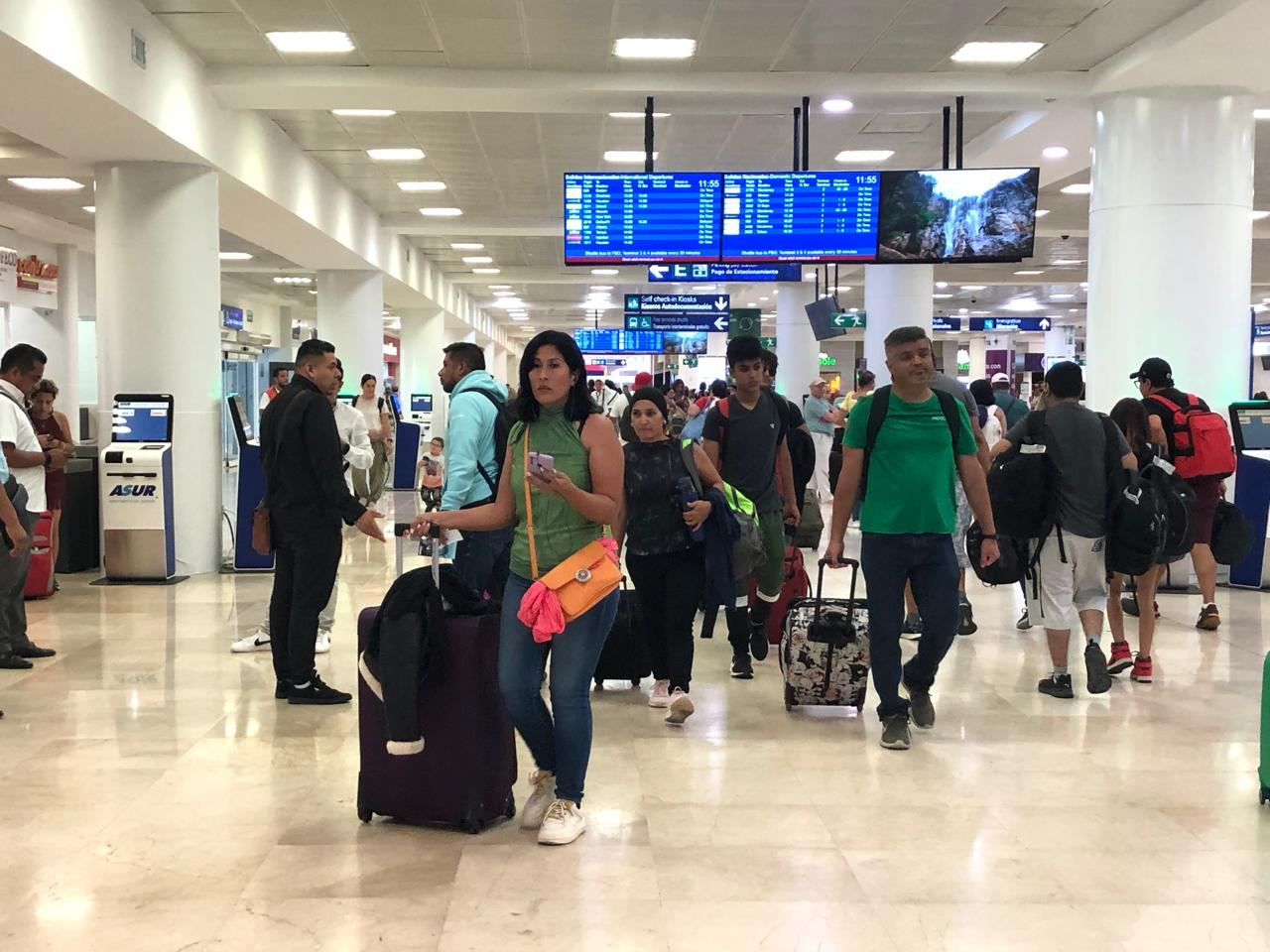 Aterrizajes y despegues: 243 aterrizajes y 239 despegues programados Aterrizajes y despegues: 243 aterrizajes y 239 despegues programados