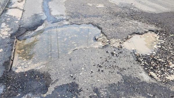 Baches inundan la ciudad Baches inundan la ciudad