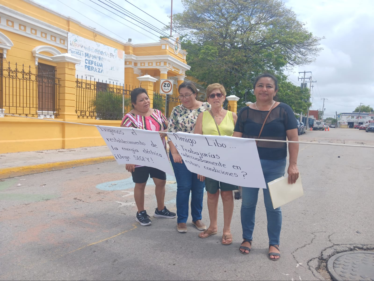 Madres tuvieron que bloquear la calle para exigir que se les arregle el problema de la luz Madres tuvieron que bloquear la calle para exigir que se les arregle el problema de la luz