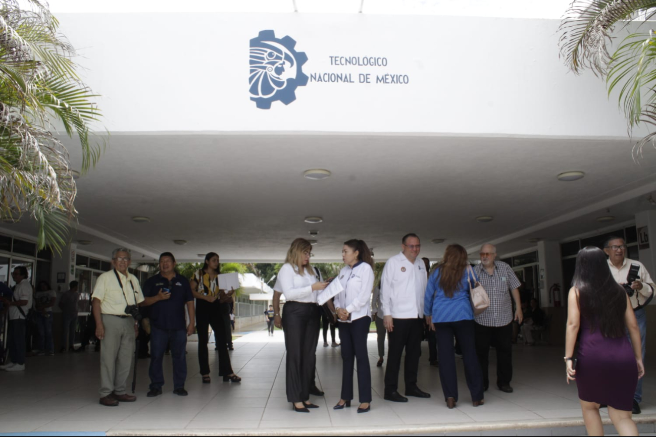 Joaquín Díaz Mena atestigua la entrega de aulas nuevas en el Tecnológico de Mérida 