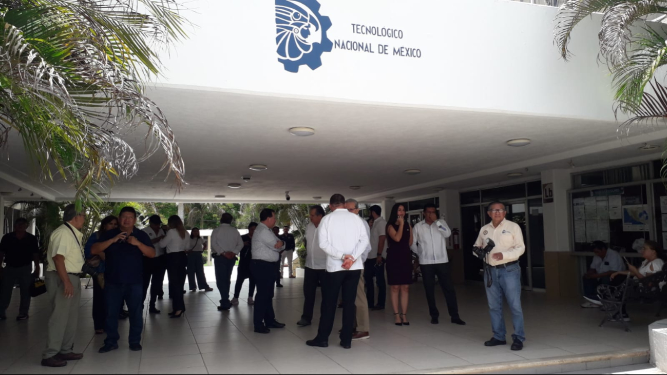Joaquín Díaz Mena fue invitado a la entrega de las aulas Joaquín Díaz Mena fue invitado a la entrega de las aulas