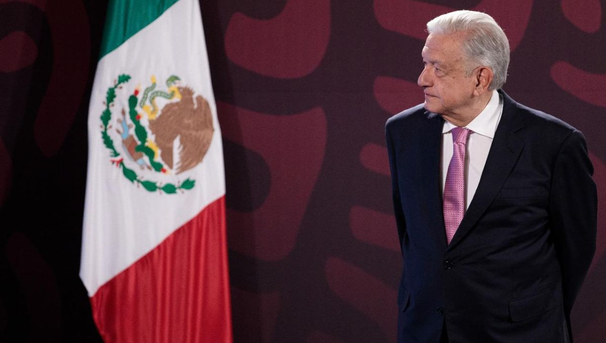 Presidente López Obrador defiende austeridad y critica altos ingresos en el Gobierno y los medios