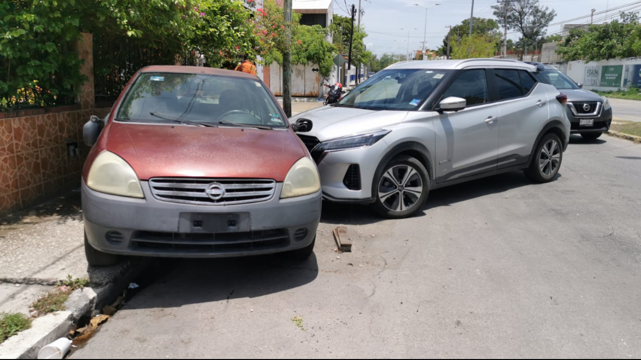   Camioneta le da un “besito” a un coche por joven imprudente en Ciudad del Carmen    