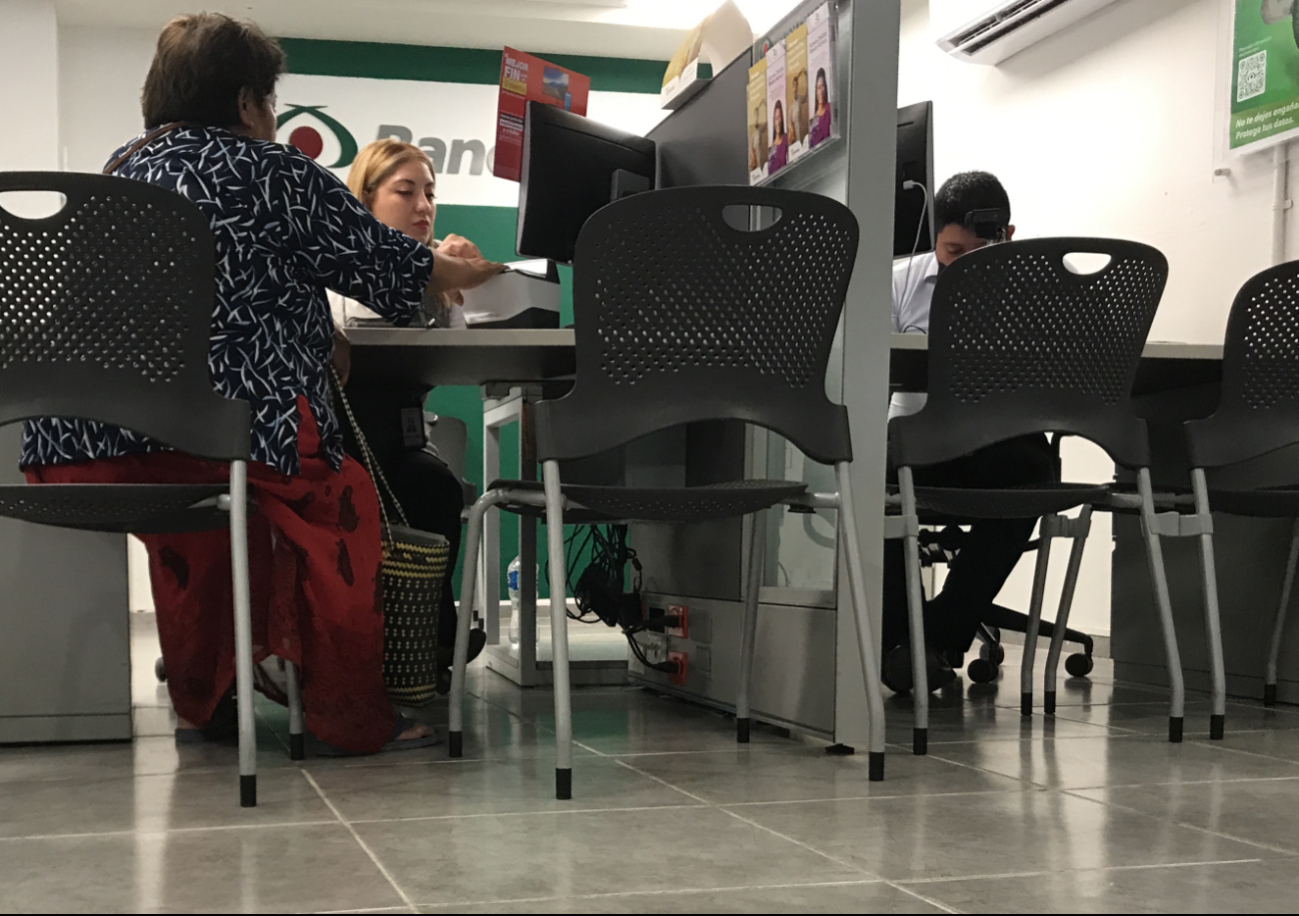 El uso indiscriminado de las tarjetas de crédito afecta a la población El uso indiscriminado de las tarjetas de crédito afecta a la población