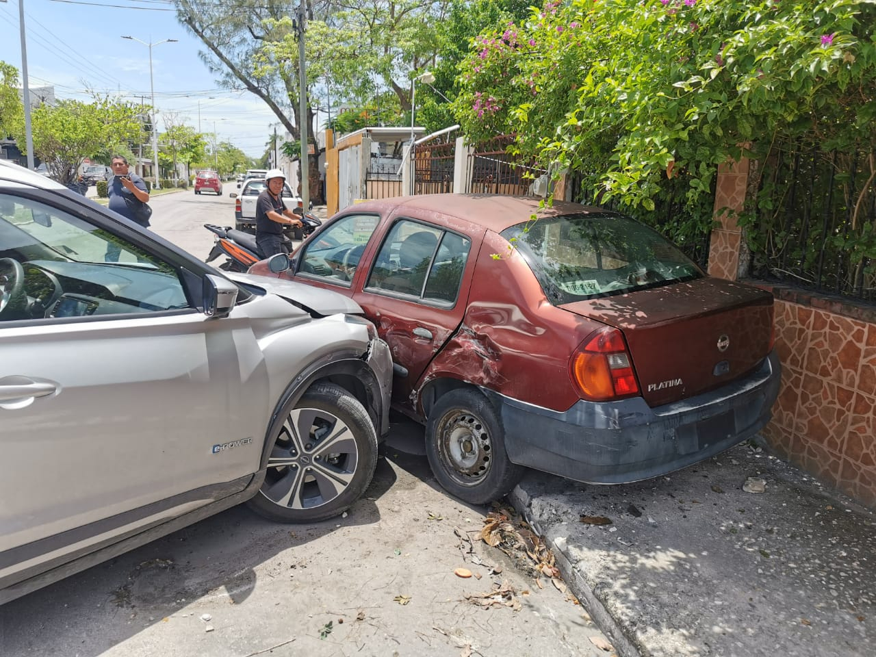 Joven perdió el control de su camioneta Joven perdió el control de su camioneta