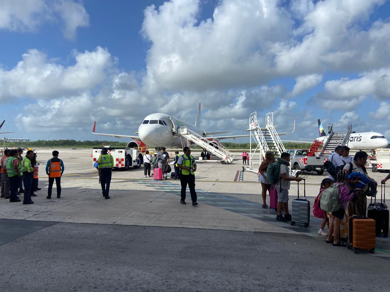 La aeronave fue evacuada y revisados todos los viajeros así como sus equipajes