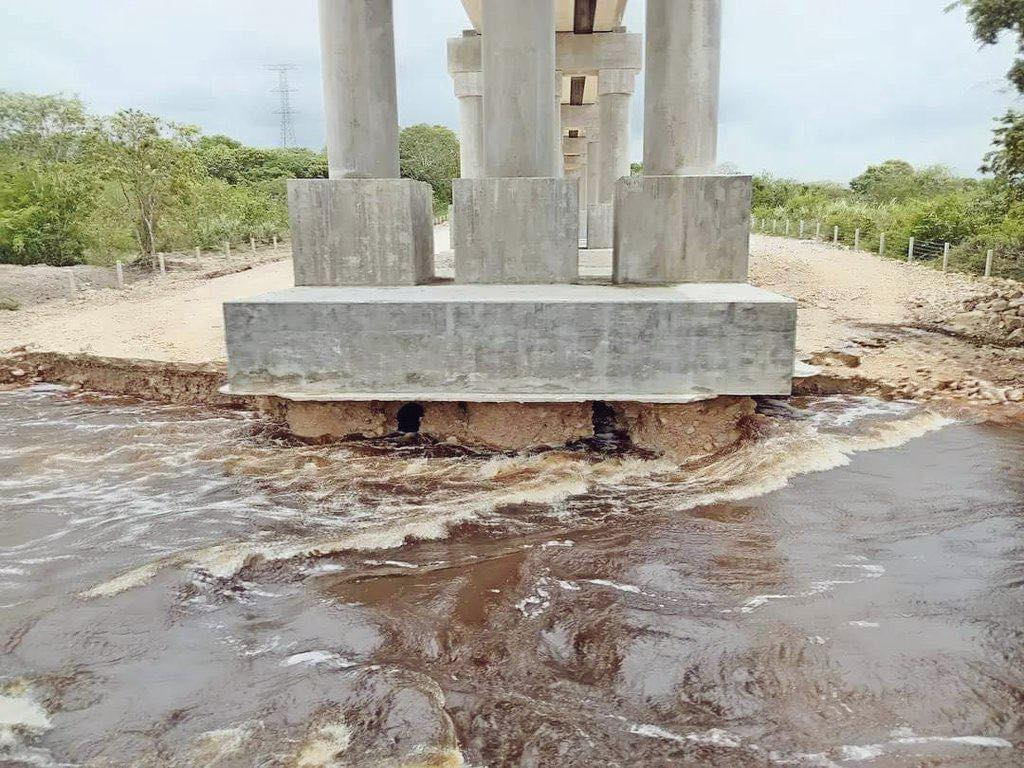 Las precipitaciones han provocado que el agua se chorreé en la carretera Las precipitaciones han provocado que el agua se chorreé en la carretera