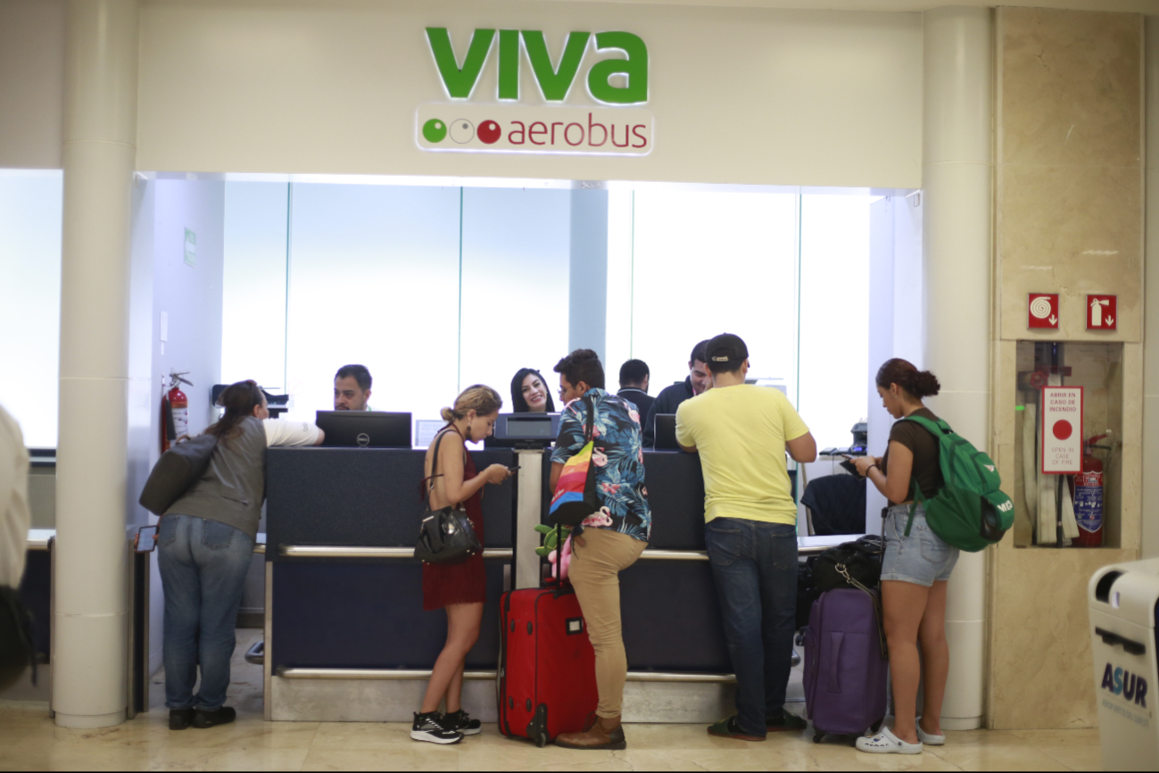 Los pasajeros de VivaAerobus fueron evacuados Los pasajeros de VivaAerobus fueron evacuados