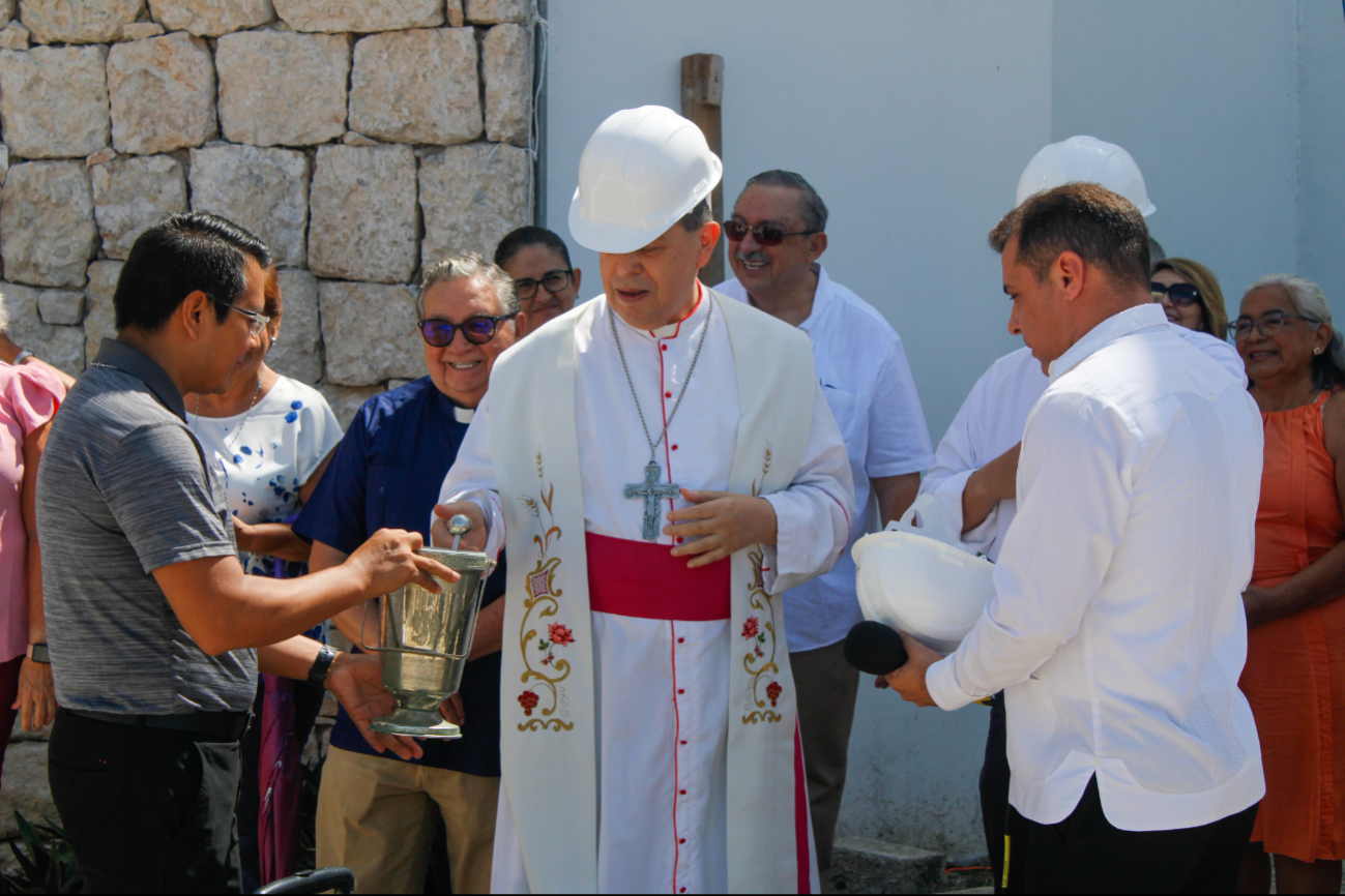 Obispo de Yucatán pone la primera piedra para la construcción de un Centro Integral Juvenil en Mérida