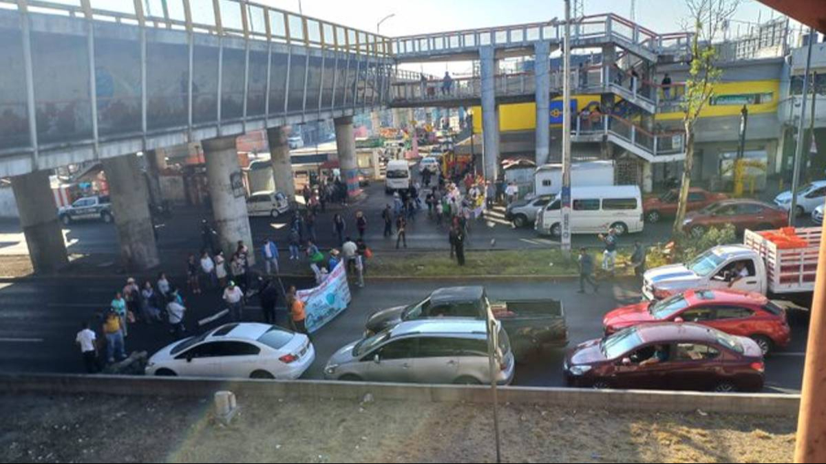 Habitantes de Ecatepec bloquean Avenida Central manifestándose por inundaciones