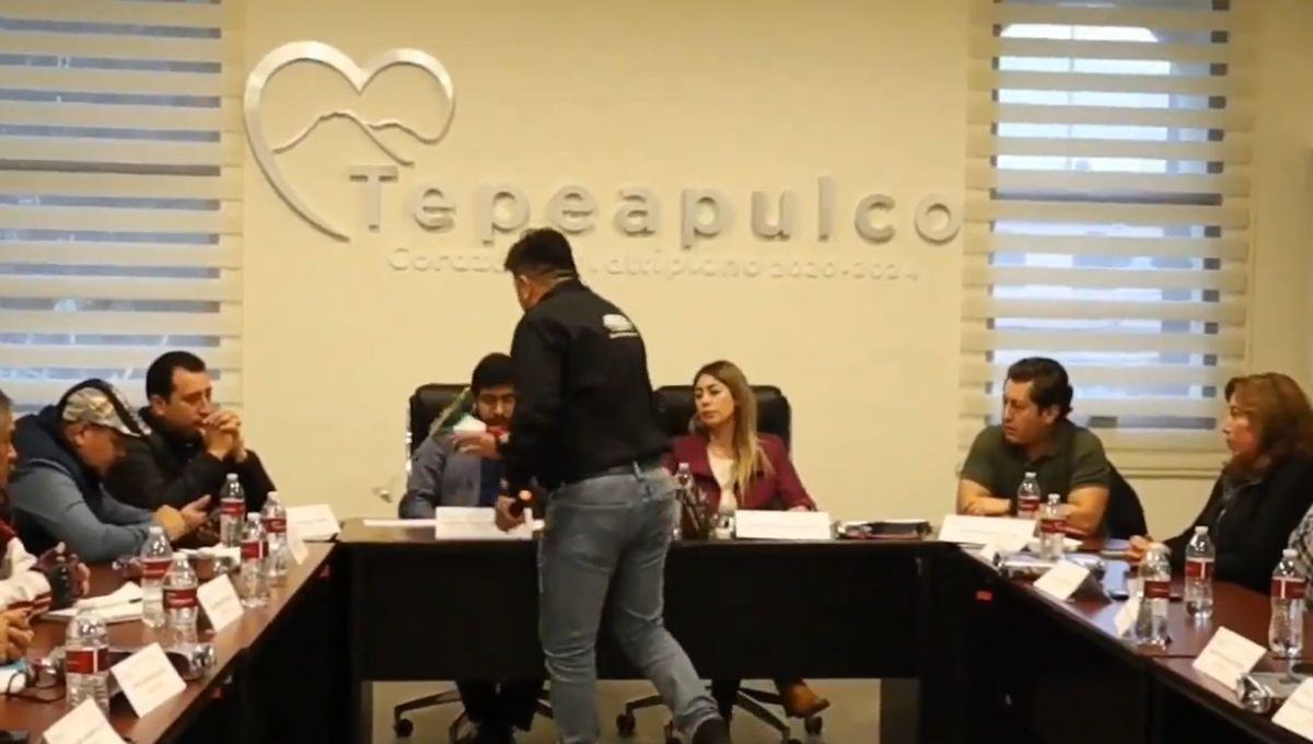 Suspenden a regidor de Tepeapulco, Hidalgo por ingresar ebrio a cabildo y atacar a sus compañeros 