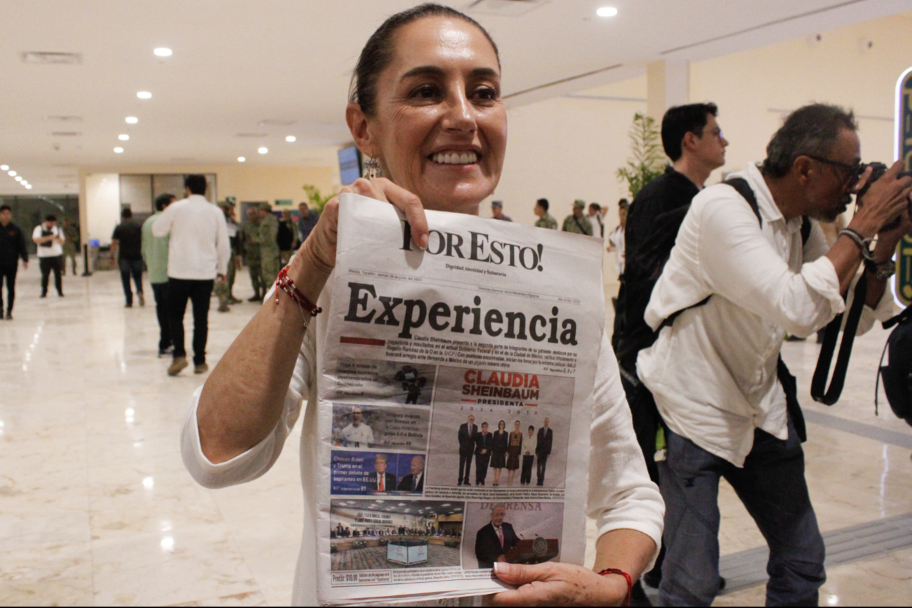 Claudia Sheinbaum sostiene un ejemplar del periódico Por Esto! en su llegada a Mérida Claudia Sheinbaum sostiene un ejemplar del periódico Por Esto! en su llegada a Mérida