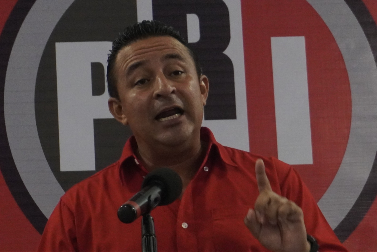 En conferencia de prensa, el alcalde electo Hiram Aranda Calderón y el diputado electo Miguel Ángel Pool Alpuche denunciaron la supuesta colusión En conferencia de prensa, el alcalde electo Hiram Aranda Calderón y el diputado electo Miguel Ángel Pool Alpuche denunciaron la supuesta colusión
