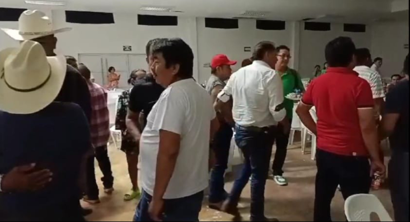 La riña continuó sin importar la presencia de familias La riña continuó sin importar la presencia de familias