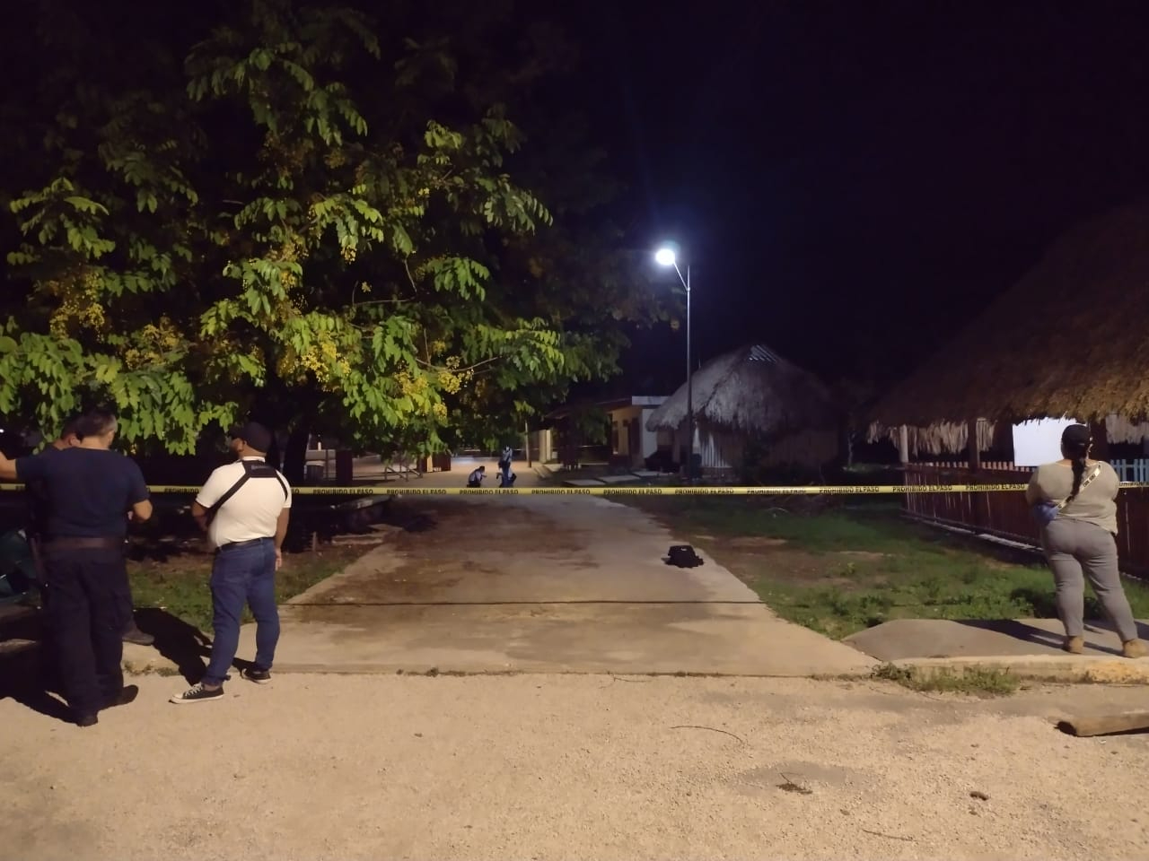 Policías mantuvieron acordonada el área Policías mantuvieron acordonada el área