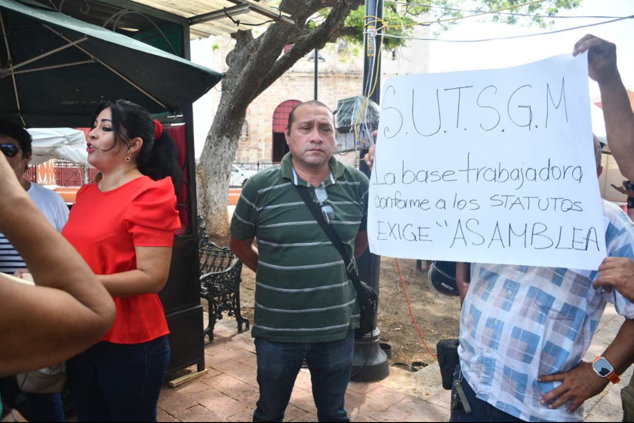 Se reunieron con algunas pancartas para realizar una protesta Se reunieron con algunas pancartas para realizar una protesta