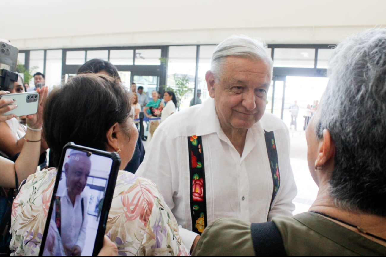 A su llegada atendieron a yucatecos que los esperaban A su llegada atendieron a yucatecos que los esperaban