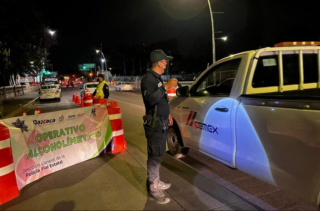 Conductor huye de alcoholímetro y lesiona a dos policías en la CDMX