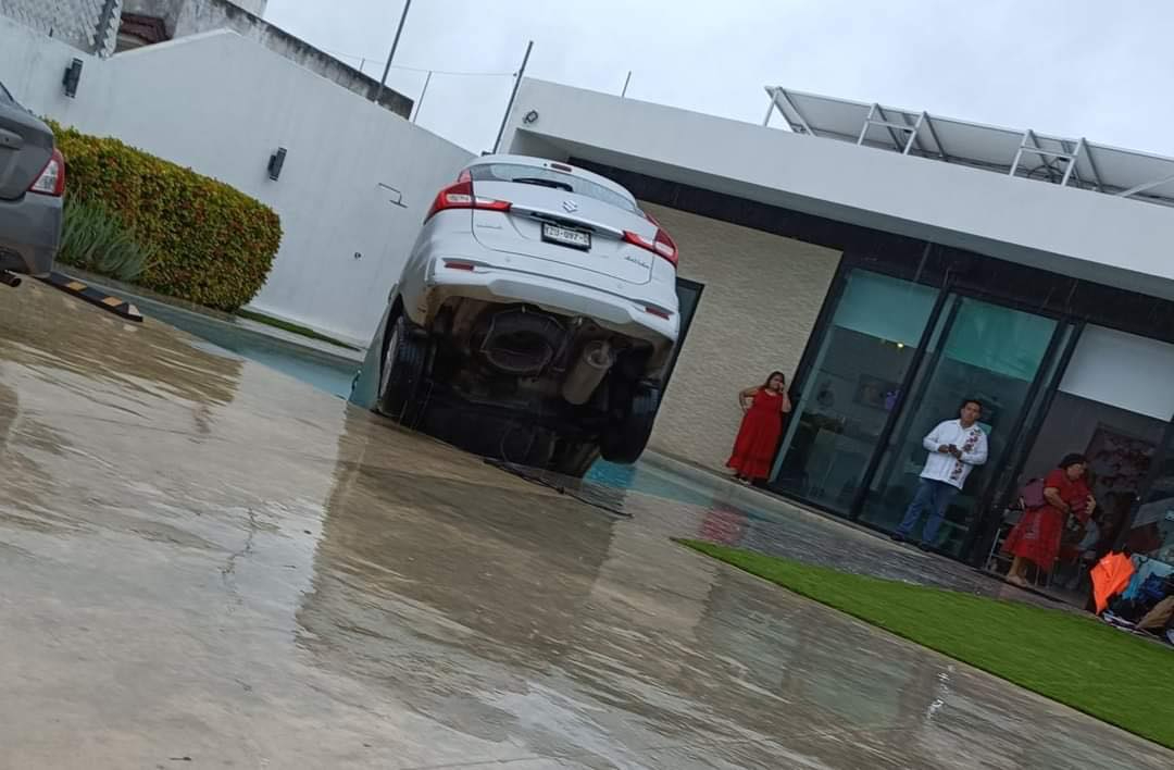 Conductor cae con su camioneta dentro de una piscina en Mérida