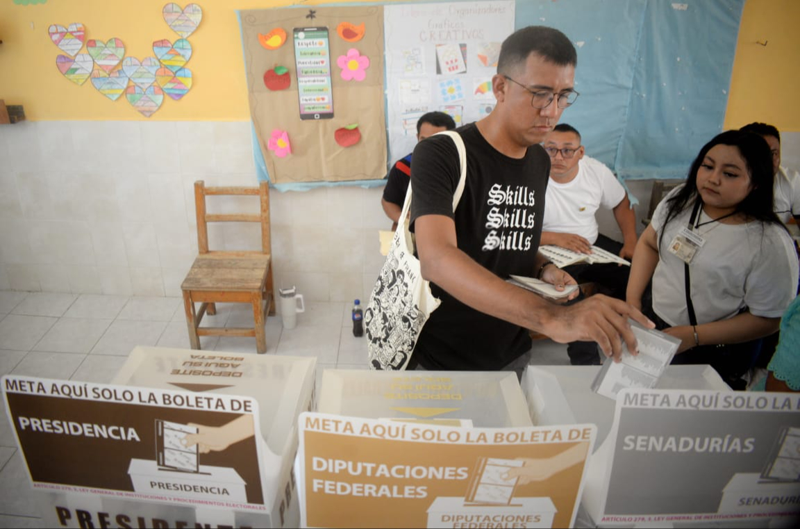 Desde muy temprano, Roger se preparó para la jornada electoral en la que marcó un hito Desde muy temprano, Roger se preparó para la jornada electoral en la que marcó un hito