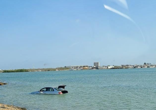 El automóvil terminó en el agua en Progreso El automóvil terminó en el agua en Progreso