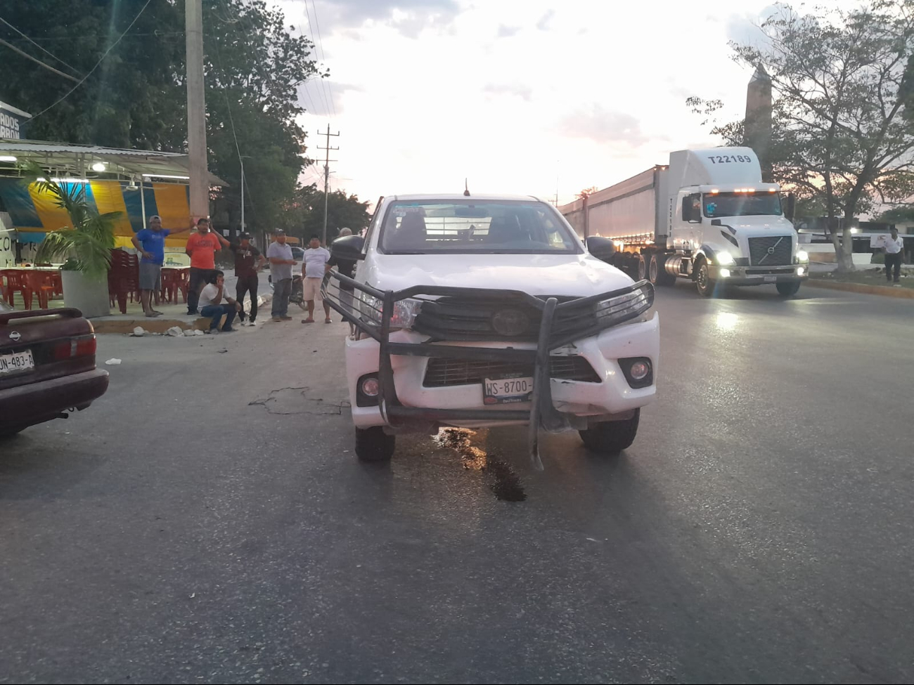 Choque genera caos vial en la colonia Unidad Esfuerzo y Trabajo 2 de Escárcega   