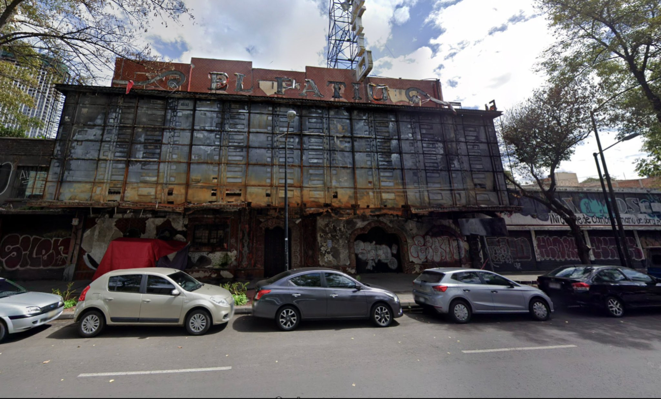 El edificio de 'El Patio' colapsó, dejando seis heridos y dos autos aplastados