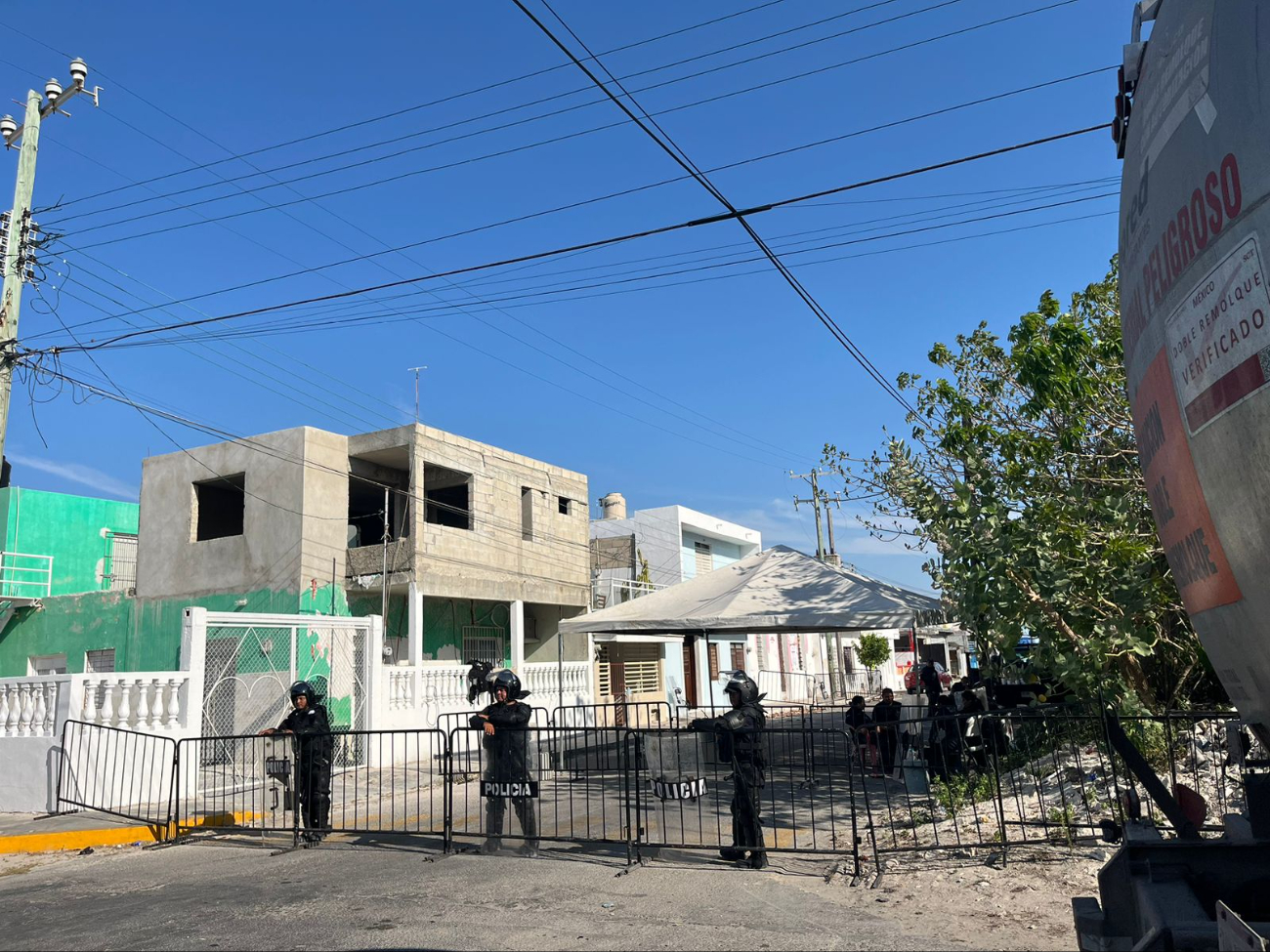 Las fuerzas policiacas se mantuvieron a las afueras de inmuebles utilizados para el ejercicio electoral,